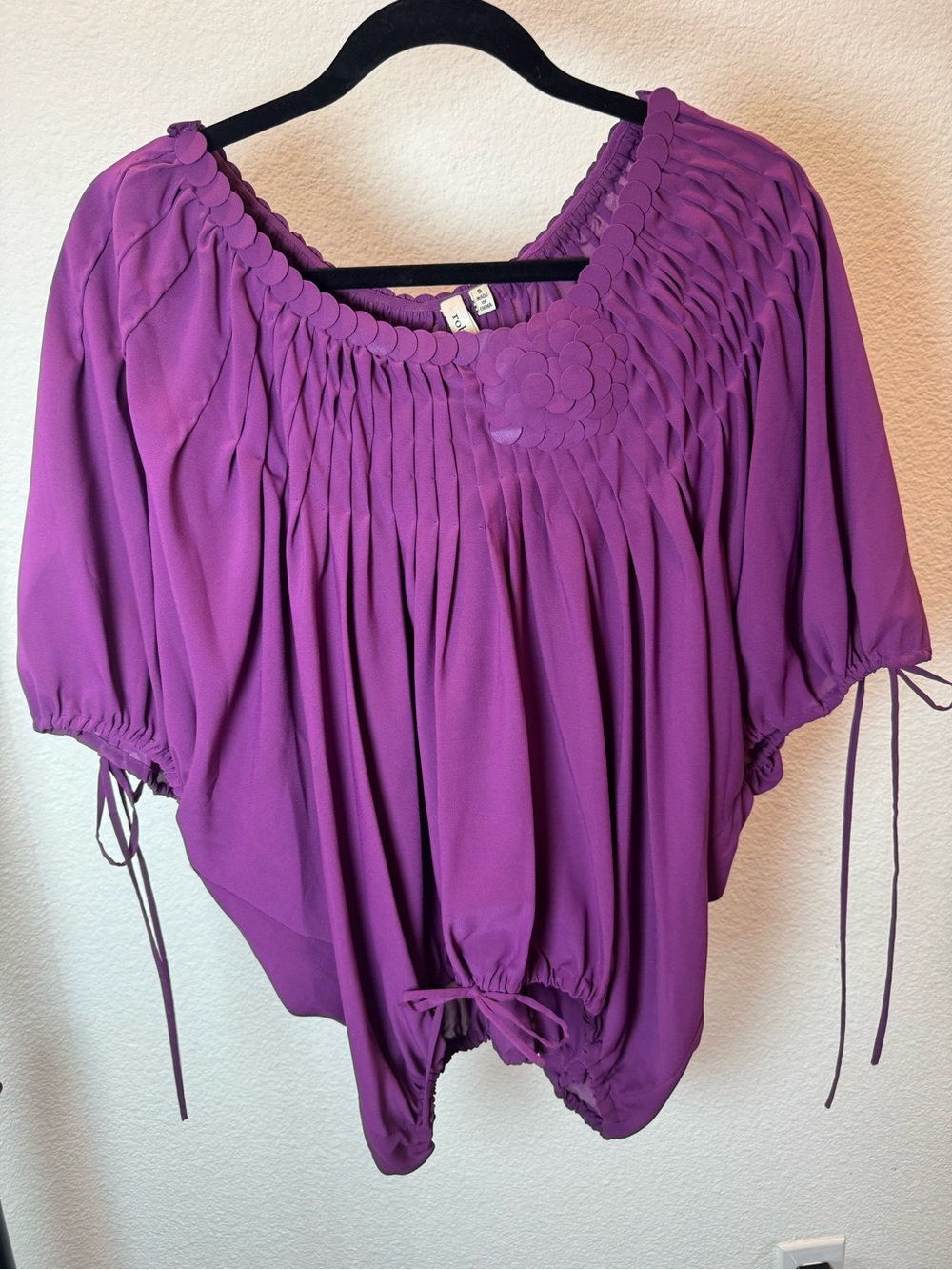 Robbi & Nikki Purple Pleated Peasant Blouse with Floral Appliqué Size Small